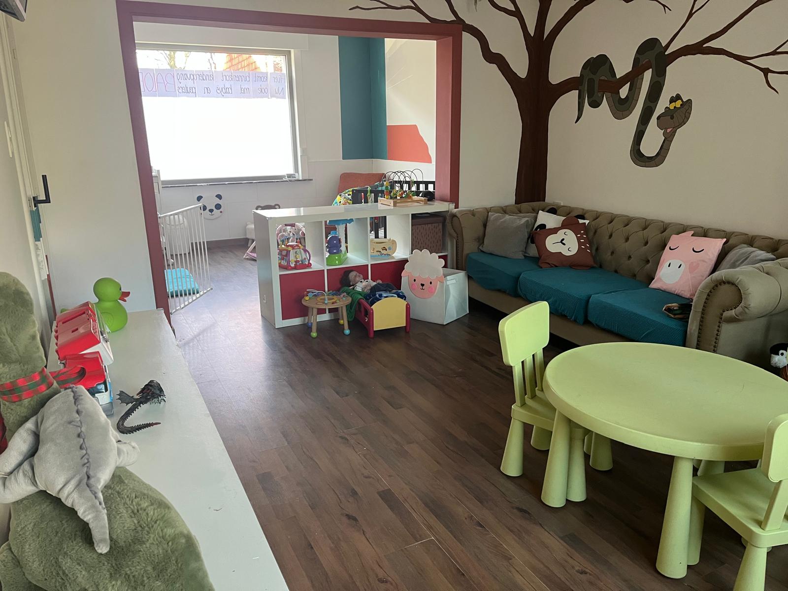 Speelhoek met zithoek en knuffels