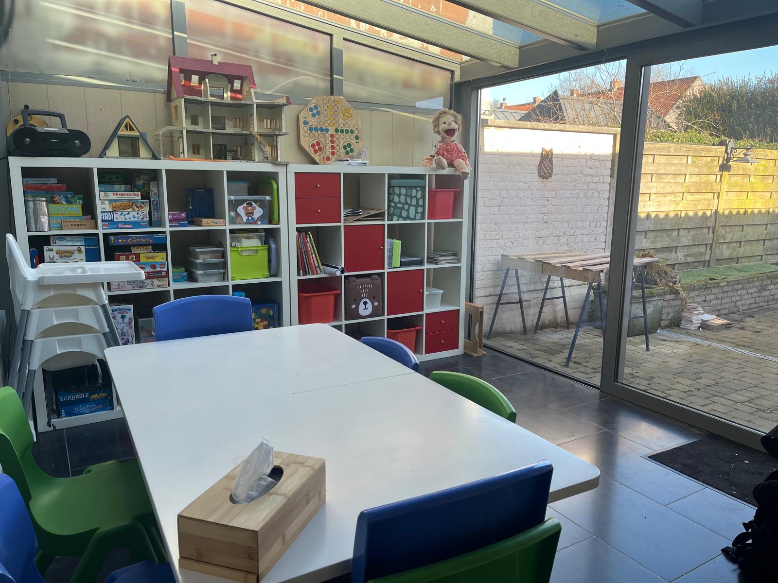 Veranda met knutseltafel en tuin