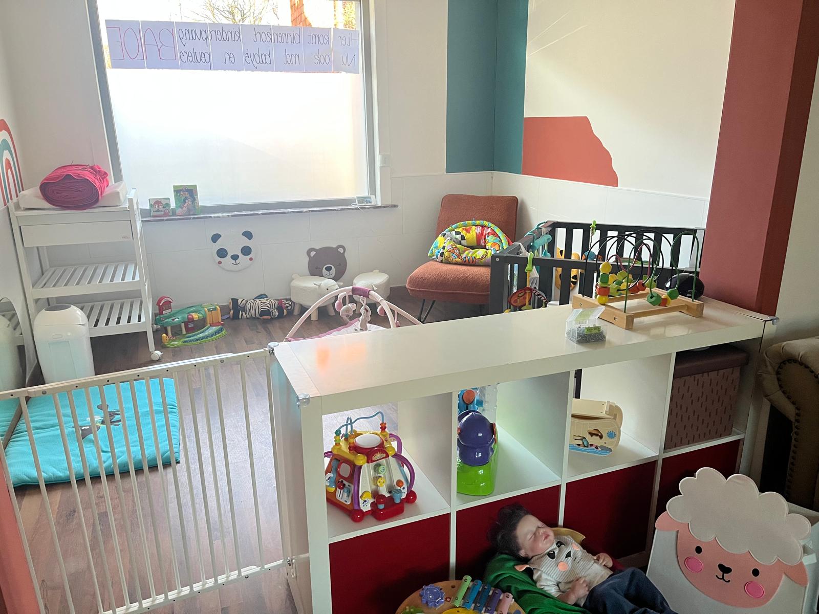 Babyhoek met verzorging en bedjes